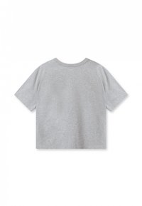 Camiseta corta de algodón gris, de manga corta, con cuello redondo y un corte relajado. Color sólido, textura suave y sin patrones ni gráficos visibles.