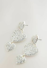 Silberne Ohrringe mit zwei übereinander gestapelten Herzformen, die mit klaren Strasssteinen besetzt sind, und einem Steckverschluss-Design für sicheren Halt.