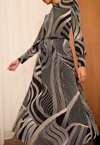 Love & Roses REGULAR FIT - PRINTED CREW NECK LONG SLEEVE   - Maxi šaty - monochrome