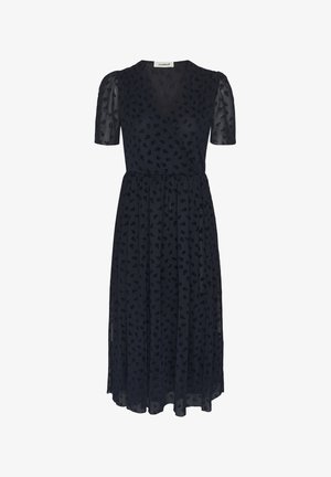 Midi šaty námornícky modrej farby s priesvitnými krátkymi rukávmi, výstrihom do V, zavinovacím živôtikom a jemným kvetinovým vzorom po celej ploche.