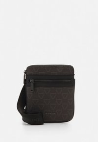 Mala de tiracolo preta da Valentino com padrão repetido de logótipo, bolso frontal com fecho de correr e alça ajustável de ombro em tecido com marca.