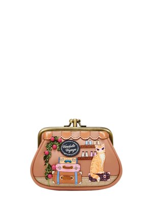 Petit porte-monnaie beige avec fermoir, décoré d'un chat, de valises empilées, d'étagères avec des bouteilles, et de vignes vertes avec des baies roses.