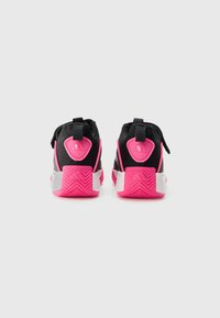 Scarpe sportive nere con accenti rosa, dotate di una tomaia in rete testurizzata, suola ammortizzata e battistrada pronunciato sulla suola.