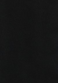 Czarna dzianina o gładkiej fakturze i delikatnym prążkowanym wzorze. Brak widocznych wzorów lub akcentów.