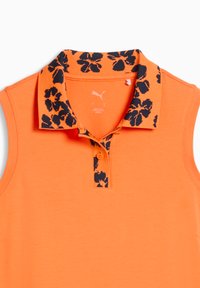 Πορτοκαλί αμανικo πόλο με γιακά σε μαύρο φλοράλ σχέδιο, με τρεις κουμπότρυπες και απαλή υφή υφάσματος.