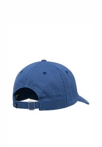 Blå bomullscap med en böjd skärm, justerbar rem bak, och tygtextur. Har sex ventilationshål.