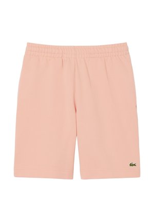 Pantalones cortos de color rosa claro hasta la rodilla con cintura elástica y pequeño logo de cocodrilo verde en la parte inferior de la pierna izquierda.