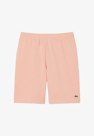 Pantalones cortos de color rosa claro hasta la rodilla con cintura elástica y pequeño logo de cocodrilo verde en la parte inferior de la pierna izquierda.
