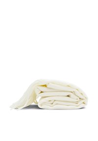 Coperta bianca intrecciata, piegata con bordi frangiati. Tessuto morbido, design ordinato, forma rettangolare, motivo minimale, tessuto leggero.