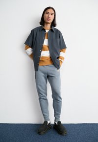 Nike Sportswear TECH JOGGER - Treningo apatinė dalis - cool grey