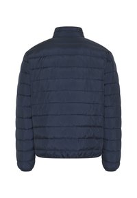 Marineblaue Steppjacke mit horizontalen Nähten, hohem Kragen und elastischen Bündchen. Glatte Textur und leichtes Material.