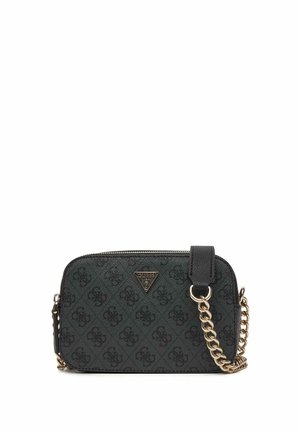 Borsa a tracolla Nera Guess con motivo logo, tracolla a catena dorata e piastra metallica triangolare con logo sul davanti.