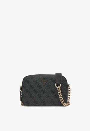 Sac bandoulière noir Guess avec motif à logo, bandoulière chaîne dorée, et plaque logo métallique triangulaire à l'avant.