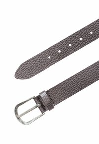 Bracelet de montre en cuir texturé gris avec plusieurs trous pour le réglage et boucle en métal argenté brossé. Les extrémités se terminent en pointe arrondie.