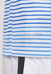 Camiseta atlética de rayas azul y blanca con tejido ligero. Presenta el logotipo Dri-FIT bordado en plata cerca del dobladillo.