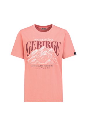Rosa T-Shirt mit kurzen Ärmeln, Berggrafik und deutschem Text "Wandermädel Gebirge" sowie kleinerem Text darunter auf der Vorderseite.