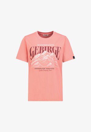 Rosa T-Shirt mit kurzen Ärmeln, Berggrafik und deutschem Text "Wandermädel Gebirge" sowie kleinerem Text darunter auf der Vorderseite.