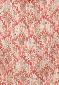 Motif floral abstrait dans des tons corail, beige, marron et rose sur un fond de tissu à côtes verticales.
