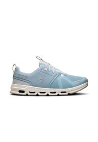 Baskets de sport bleu clair avec une tige en maille texturée, accents blancs et semelle rembourrée présentant des trous de ventilation visibles et un bout arrondi.