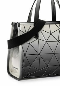 Szary torebka gradientowa z geometrycznym wzorem, błyszczący materiał, czarne akcenty i odpinany materiałowy pasek. Logo widoczne z boku.