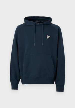 Hanorac bleumarin cu glugă, buzunar kangaroo frontal și logo mic alb cu vultur pe partea stângă a pieptului.