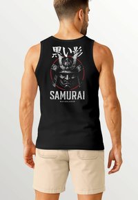Schwarzes Tanktop mit einem Samurai-Motiv, kanji Text und einem roten, kreisförmigen Akzent, aus leichtem Stoff. Die Textur ist glatt.