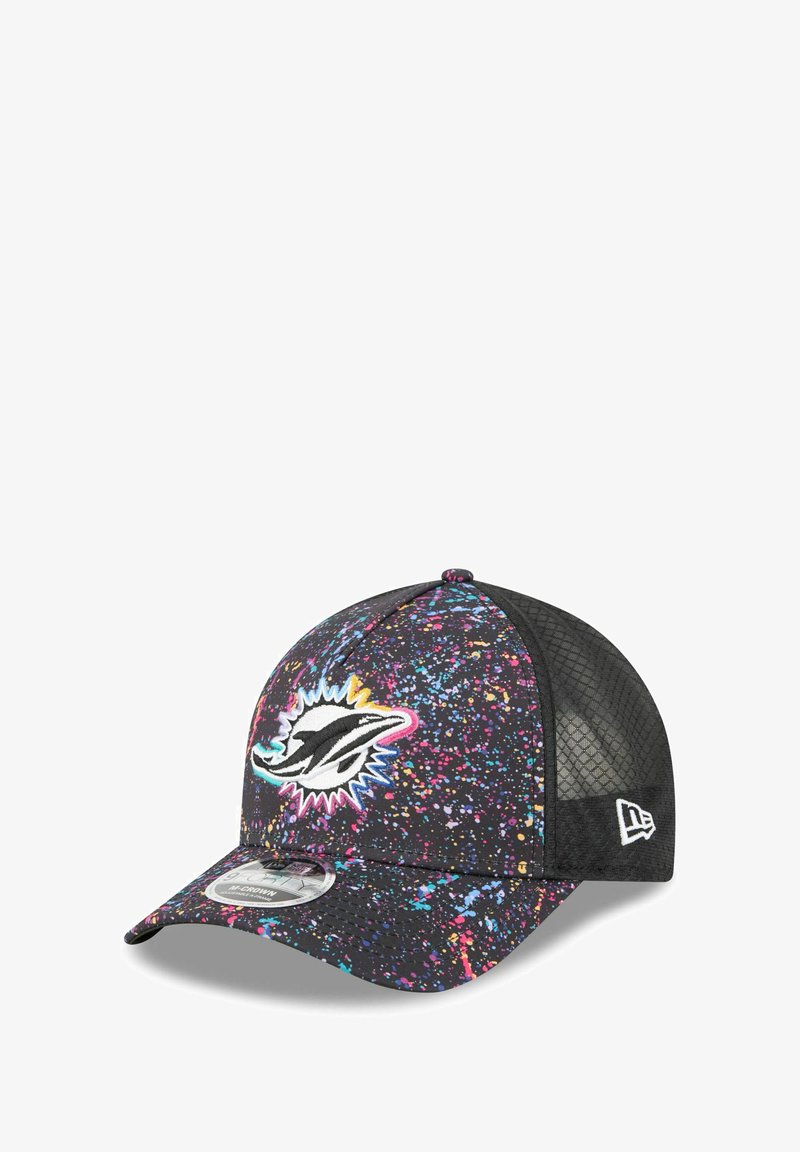 Schwarze Kappe mit einem bunten Spritzdesign, mit einem Miami Dolphins-Logo. Netzrücken und gebogener Schirm, aus einem Stoffmix gefertigt.