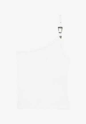 Wit geribbeld tanktop met één schouderband, voorzien van een decoratieve metalen gesp en subtiele logo-detail nabij de borst.