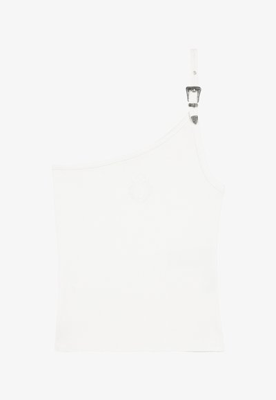 Biała, prążkowana bluzka na ramiączku z jednym paskiem, z dekoracyjną metaliczną klamrą i subtelnym logo w okolicy klatki piersiowej.