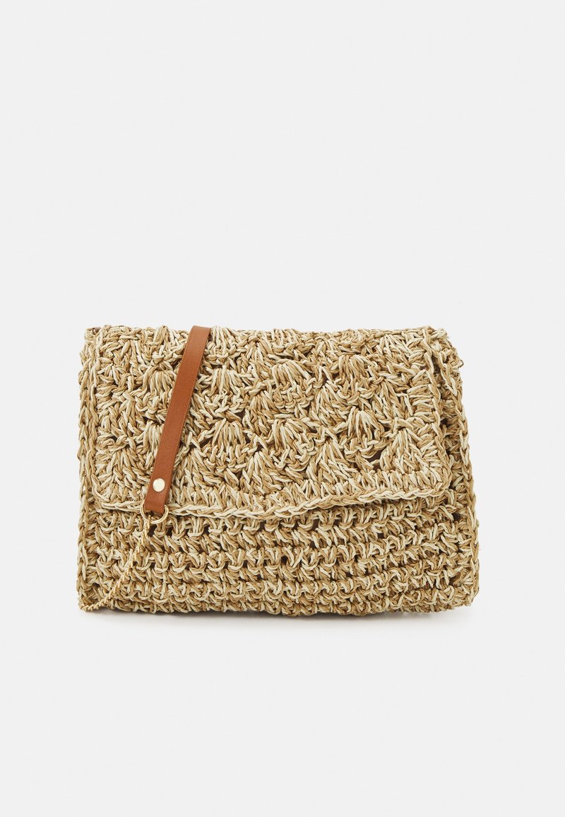 Pochette rectangulaire tissée en beige et marron clair avec un rabat et une fine bandoulière en cuir marron avec des accessoires dorés.