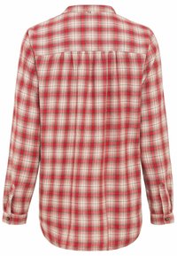 Chemise à carreaux rouge et blanche à manches longues avec empiècement au dos et détails froncés, dotée de poignets boutonnés et d'un ourlet arrondi.