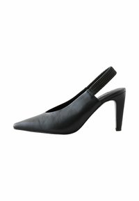 Musta nahkainen slingback-korkokenkä, jossa on terävä kärki, uritettu elastinen hihna ja korkea stiletto-korko. Sujuva pinta ja tyylikäs muotoilu.