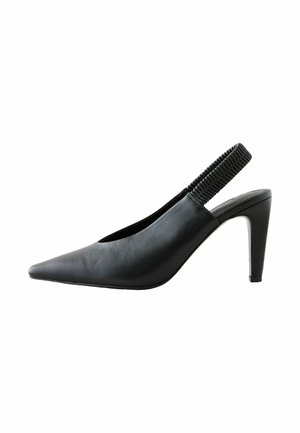 Musta nahkainen slingback-korkokenkä, jossa on terävä kärki, uritettu elastinen hihna ja korkea stiletto-korko. Sujuva pinta ja tyylikäs muotoilu.