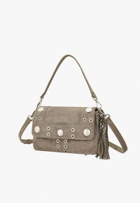 Borsa in suede grigio con patta, decorata con borchie e occhielli argento. Presenta una tracolla removibile e un dettaglio con nappina.