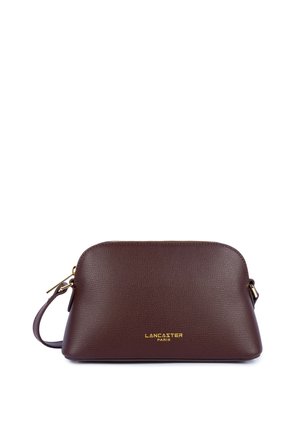Borsetta da polso in pelle marrone scuro con cerniera dorata e logo Lancaster Paris impresso al centro davanti.