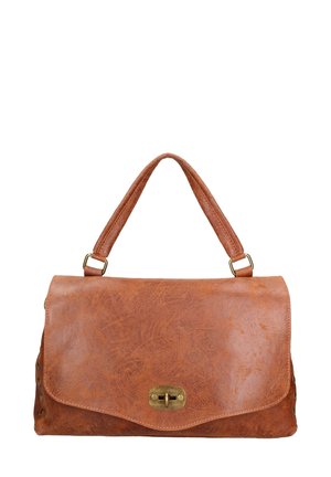 Braune Lederhandtasche mit Klappverschluss und Messingbeschlägen. Sie hat eine glatte Textur und seitliche dekorative Nieten, mit einem Tragegurt befestigt.