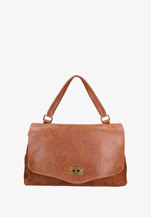 Borsa in pelle marrone con chiusura a patta e hardware in ottone. Presenta una superficie liscia e borchie decorative laterali, con una tracolla attaccata.