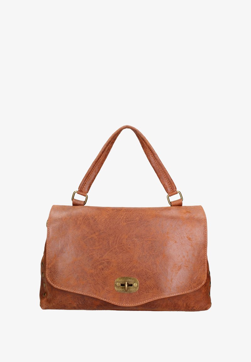 Borsa in pelle marrone con chiusura a patta e hardware in ottone. Presenta una superficie liscia e borchie decorative laterali, con una tracolla attaccata.