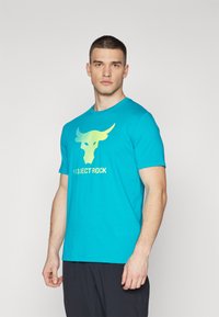Under Armour BRAHMA BULL - T-shirts med print - circuit teal/radial turquoise/high yellow