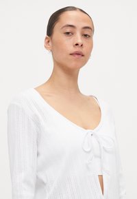 ONLY Petite ONLCARLOTTA STRING CARDIGAN - Kardigán - white