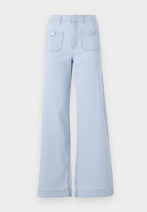 Heledad sinise värvi laiad teksad, mis on valmistatud denimist ja millel on kõrge vöökohus, suured esikotid ja metallist detailid tagakottidel.