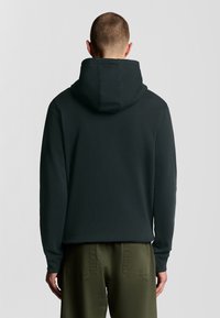 Felpa nera con cappuccio visibile, maniche lunghe e vestibilità comoda. Realizzata in tessuto liscio, presenta cuciture semplici e nessuna grafica.