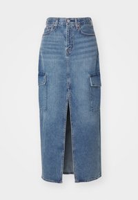 Jupe midi en denim bleu avec fente devant et poches cargo de chaque côté, passants pour ceinture, fermeture devant par bouton et zip.
