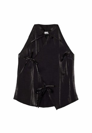 Top halter negro hecho de tela brillante, con un diseño cruzado y lazos en el lateral, textura suave y un cuello clásico.