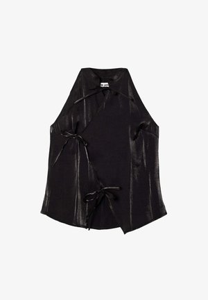 Haut noir à col licou en tissu brillant, avec un design portefeuille noué sur le côté, texture lisse et col classique.
