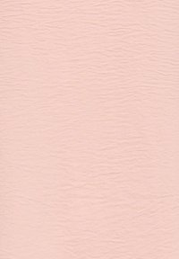 Surface texturée rose pâle avec des plis horizontaux et verticaux subtils créant un effet de papier froissé doux.