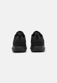 Černé sportovní boty s texturovaným síťovaným svrškem, polstrovaným límcem a vzorovanou gumovou podrážkou pro lepší přilnavost a pohodlí.