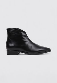 Botas de cuero negras hasta el tobillo con punta afilada, textura suave, diseño minimalista y un tacón bajo de bloque. Sin cierres visibles.