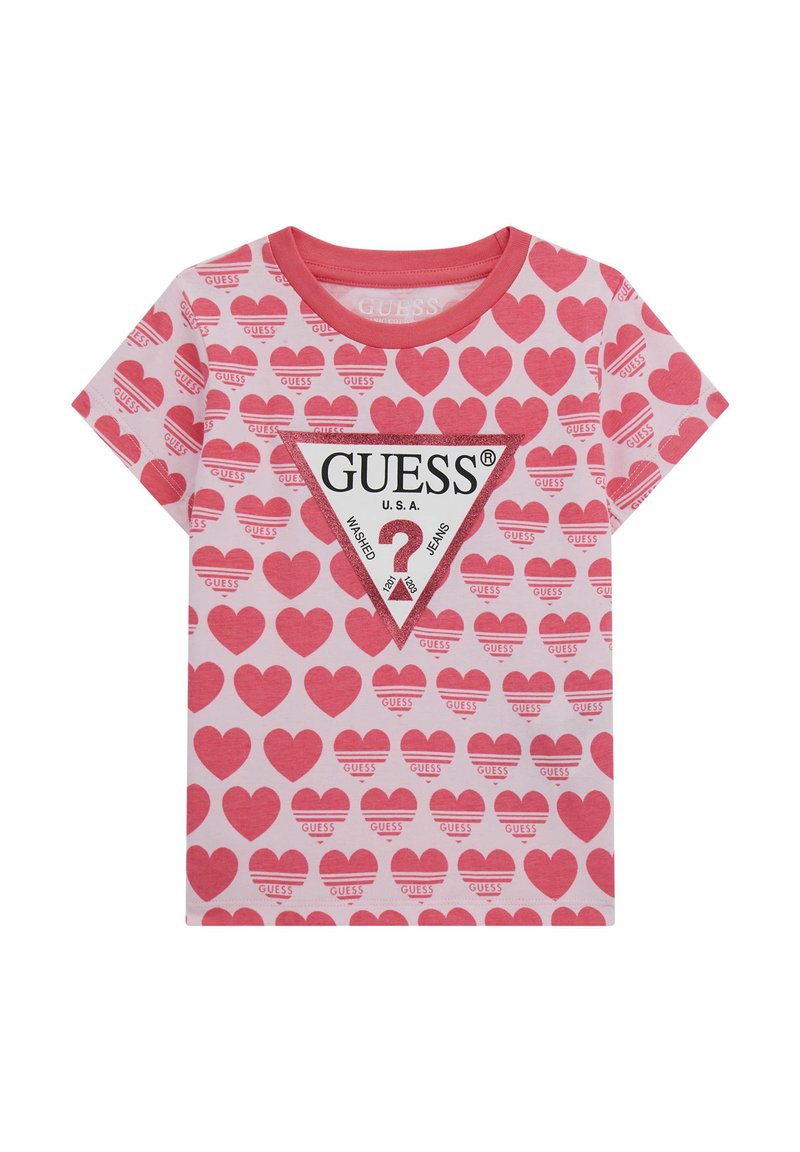 Tricou roz din bumbac cu mâneci scurte, decorat cu un model în formă de inimă și un logo triangular GUESS în centrul acestuia. Gulerul este ribbos.