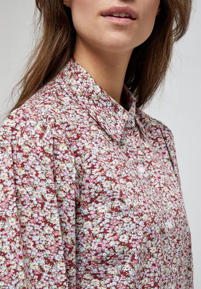 Damen Freizeitkleider | Minus RASMINA Blusenkleid pink flower print/pink - FO92416 Damen Freizeitkleider | Minus RASMINA Blusenkleid pink flower print/pink - FO92416